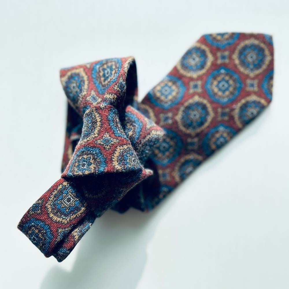 Luxurious Tie in Burgundy with Blue Medallions